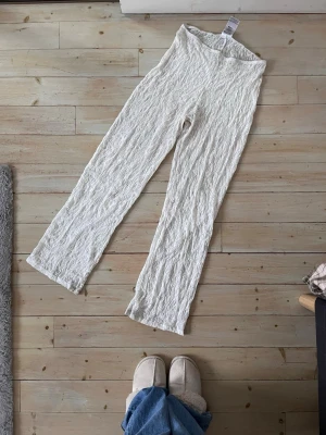Spetsbyxor från Gina tricot  - Vita spetsbyxor från Gina tricot! Lite fula längst ner men inget men tänker på!