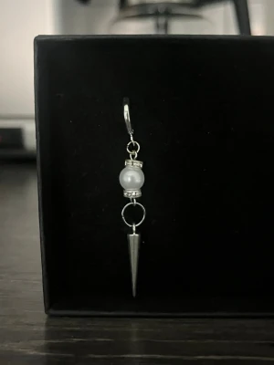 Silverörhänge - Ett silverörhängen som även finns att köpa i par så kolla mina andra annonser! Det är rostfritt stål.