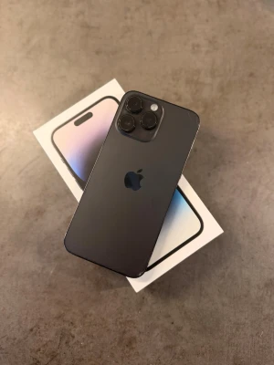 iPhone 14 Pro Max  - iPhone 14 Pro Max – 128 GB 📱  Säljer min iPhone 14 Pro Max (128 GB) eftersom jag har köpt en ny telefon.  Telefonen fungerar perfekt. Det finns några sprickor på baksidan, men de: 	•	påverkar inte funktionen alls 	•	syns knappt 	•	syns inte alls med skal på  📸 Kameralinserna är helt oskadda – inga sprickor eller repor, och kameran fungerar felfritt.  Info: 	•	Modell: iPhone 14 Pro Max 	•	Lagring: 128 GB 	•	Skick: Bra, kosmetiska sprickor på baksidan 	•	Allt fungerar som det ska 