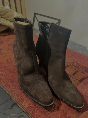 Pertti Palmroth stövlar  - Mycket elegant, snyggt och designat högklackat och klassiskt ankelnsboots. 