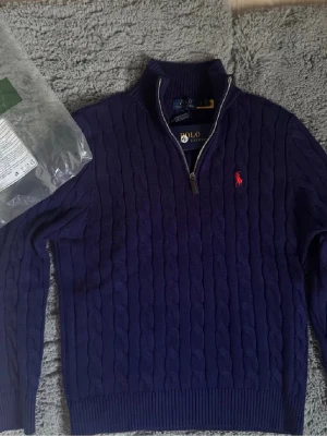 Ralph lauren quarter zip kabel mönster - Säljer min 2 veckors gammla Ralph lauren quarter zip eftersom den var för liten på mig. Pris kan diskuteras