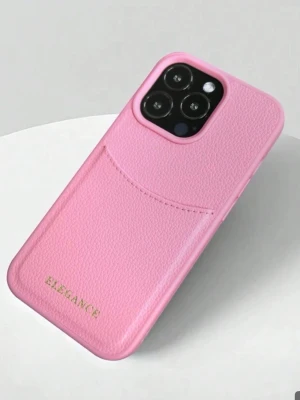 Rosa mobilskal med kortfack  - iPhone 13! Snyggt rosa mobilskal med struktur i konstläder och ett praktiskt kortfack på baksidan. Skalets hörn är rundade och det står 'ELEGANCE' i guldtext längst ner. Perfekt för dig som vill ha både stil och funktion.
