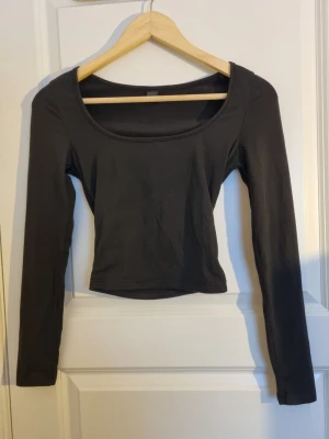 Croppad långärmad tröja  - Säljer denna tröja i mysigt material. Förekommer ej defekter!