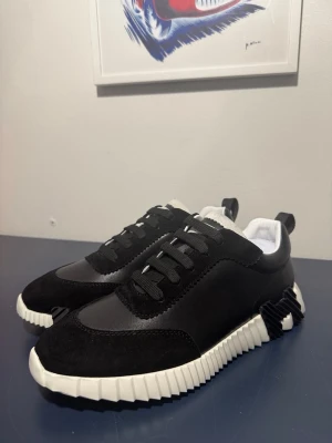 Svarta H sneakers med vit sula  - Priset kan diskuteras 