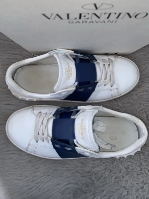 Valentino opens  - Hej, säljer mina valentino garvani i riktigt bra skick. Bara och höra va er om frågor och mer bilder. Priset är inte hugget i sten 😄