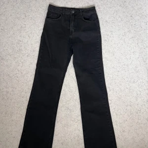 Stradivarius - Säljer dessa jeans, dem är helt nya, men prislappen rykte så kunde inte lämna tillbaka. Tvätten är mörkare än vad bilden visar! Sitter super fint, modellen sitter tigh över låren och sen raka ner. Jag pendlar mellan 36-38 och dessa sitter bra på mig. Hör av er vid frågor! Nypris: 379kr💓