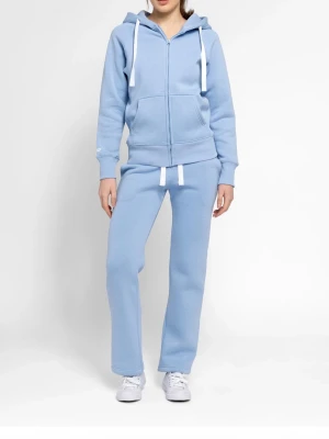 Ljusblått mjukisset med huva - Mysigt ljusblått mjukisset med zip-hoodie och matchande byxor. Hoodien har vita dragsnören och fickor framtill, byxorna har resår i midjan och vita snören. Perfekt för chill dagar hemma. Tillverkat i mjukt sweatshirtmaterial. 