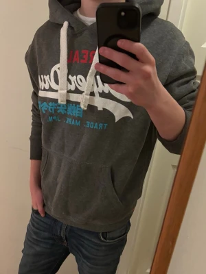 Superdry Hoodie - Tja! Säljer en Superdry Hoodie i storleken (M)-skick 8/10. Vid minsta lilla fundering hör av er! Först till kvarn!