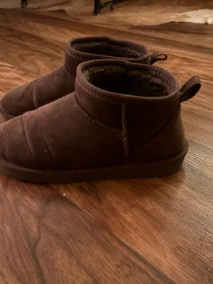 bruna uggs - bruna uggs i storlek 39. använd fåtal gånger. pris går alltid att sänka lite gran. postar inom 1-2 dagar.