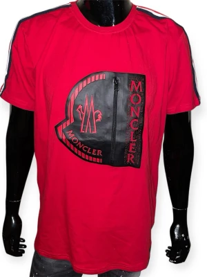 Moncler T-Shirt-Röd, Strl XL - Helt ny. Fin replika med hög kvalitet. EU| XL Normal i passform. Först till kvarn. Skickas direkt inom 24h