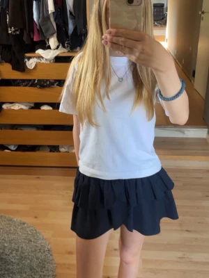 Finstickad t-shirt Zara - Jättefin från Zara i storlek S. Har även likadan med marinblå ränder om nån är intresserad!