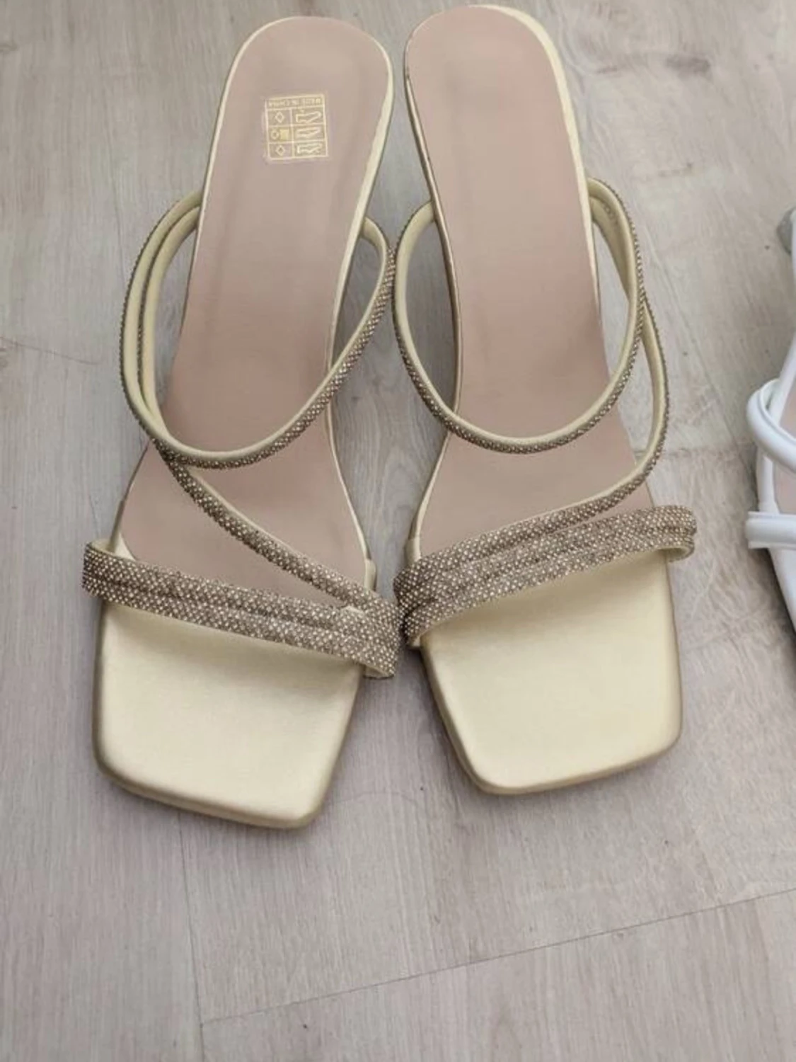 Guldiga pumps med strass