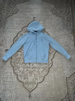 Ljusblå hoodie med dragkedja - Snygg ljusblå hoodie från Polo Ralph Lauren-OANVÄND- PRIS DISKUTERAS!!