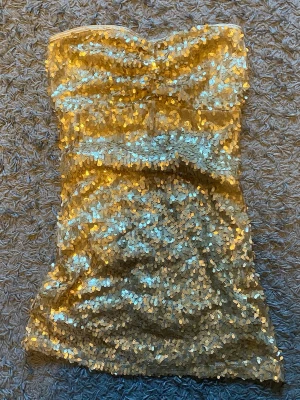 Guld glittrig tub-klänning/topp - Super söt fästligt linne/klänning beroende på hur man vill bära den💛jag köpte den secund hand och den har tyvärr inget märke💛den är 62cm lång💛