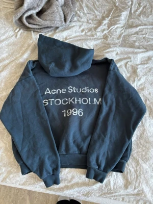 Mörkblå hoodie från Acne Studios - Skit snygg hoodie från Acne Studios! Stl S och är aldrig använd men köpt på plick!