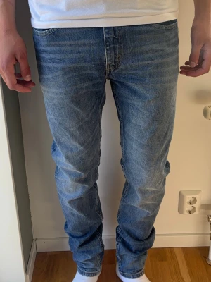 Levis 512 Jeans Vintage - Levis 512, slim och straight, mer rak vid låren, smalnar av lite neråt. Trevlig passform  Färg: Blå med snygga strukturer | Modell: 512 | Storlek: W33 L34 | Skick: 9/10 | Premium Jeans Jeansen sitter perfekt på modellen som är 189 cm.   Mått: Midja: 42 cm Längd: 110 Beslut: 16 cm Lår från grenen: 27,5 cm  Tveka inte att höra av dig minsta fråga eller fundering!  Skickas snabbt!