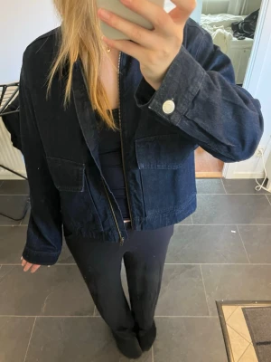 Mörkblå  jeansjacka - Så snygg mörkblå jeansjacka som sitter så bra! Använd en gång och nypris 800 men säljs pga att jag har en liknande! Storlek m men passar s 