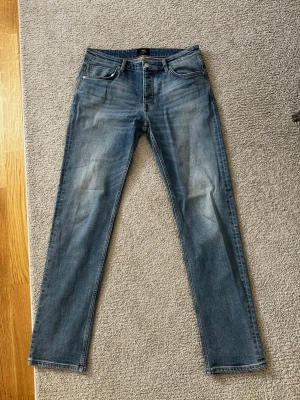 NEUW Lou straight Jeans  - Säljer ett helt oanvända NEUW Lou jeans, köpte dom förra månaden men har inte kommit till användning. Dom är i storlek 32/34. Är en riktig snygg färg! Dom har en klassisk straight fit