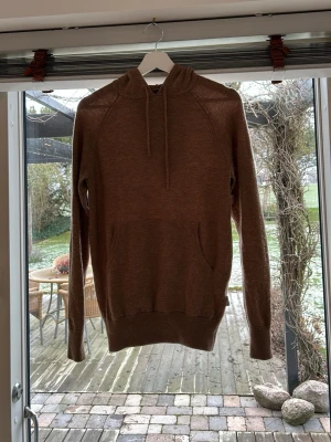 Stickad hoodie Scalpers  - Säljer en brun stickad hoodie från märket Scalpers. Tröjan är använd ett antal gånger men är fortfarande i väldigt bra skick. Köpt i Marbella för cirka 100€. Tveka inte över att höra av dig vid eventuella frågor. 