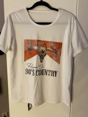 T shirt - Oversizes T shirt med coolt tryck, lite genomskinlig men inte så extremt så man ser underkläder genom den. Aldrig använd.