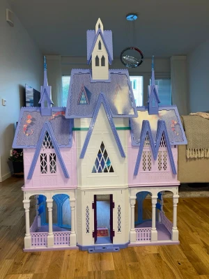 Jättestort Dockslott | Elsa, Frozen - Säljer ett väldigt stort och fint dockhus/prinsess-slott i Frozen/Frost stil. Perfekt för barn som älskar Elsa, Anna och prinsessor.  Dockhuset har flera våningar, torn, fina detaljer och belysning som gör det extra magiskt. Väldigt stort och imponerande i verkligheten.  ✅ Fint skick ✅ Många rum och öppna ytor för lek ✅ Belysning fungerar ✅ Passar Barbie/dockor i liknande storlek ✅ Perfekt present  Nypris liknande modeller 3000–5000 kr Säljs monterad enligt bilderna. Pris: 1 500kr