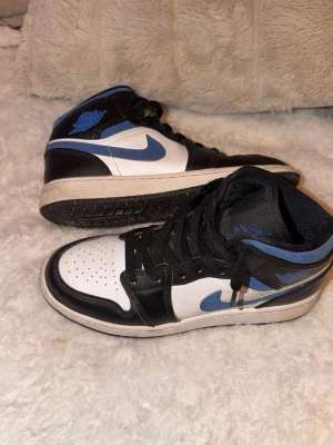 Air Jordan 1 Mid Racer Blue - Snygga Air Jordan 1 Mid sneakers från Nike i Racer Blue storlek i 36,5. Använda kanske 5 gånger. Nypris 4500kr