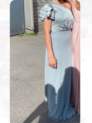 Bal klänning  - Så himla fin klänning, jag är 164 den här inga defekter upptill men lite sliten ner till🥰