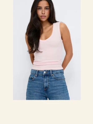 Ljusrosa ribbad linnetopp från Gina Tricot - Supersöt ljusrosa linnetopp från Gina Tricot med v-ringning och ribbad struktur. Ärmlös modell som sitter snyggt och passar perfekt till jeans eller kjol. Enkel och stilren design som är lätt att matcha. Helt ny, köpte fel storlek
