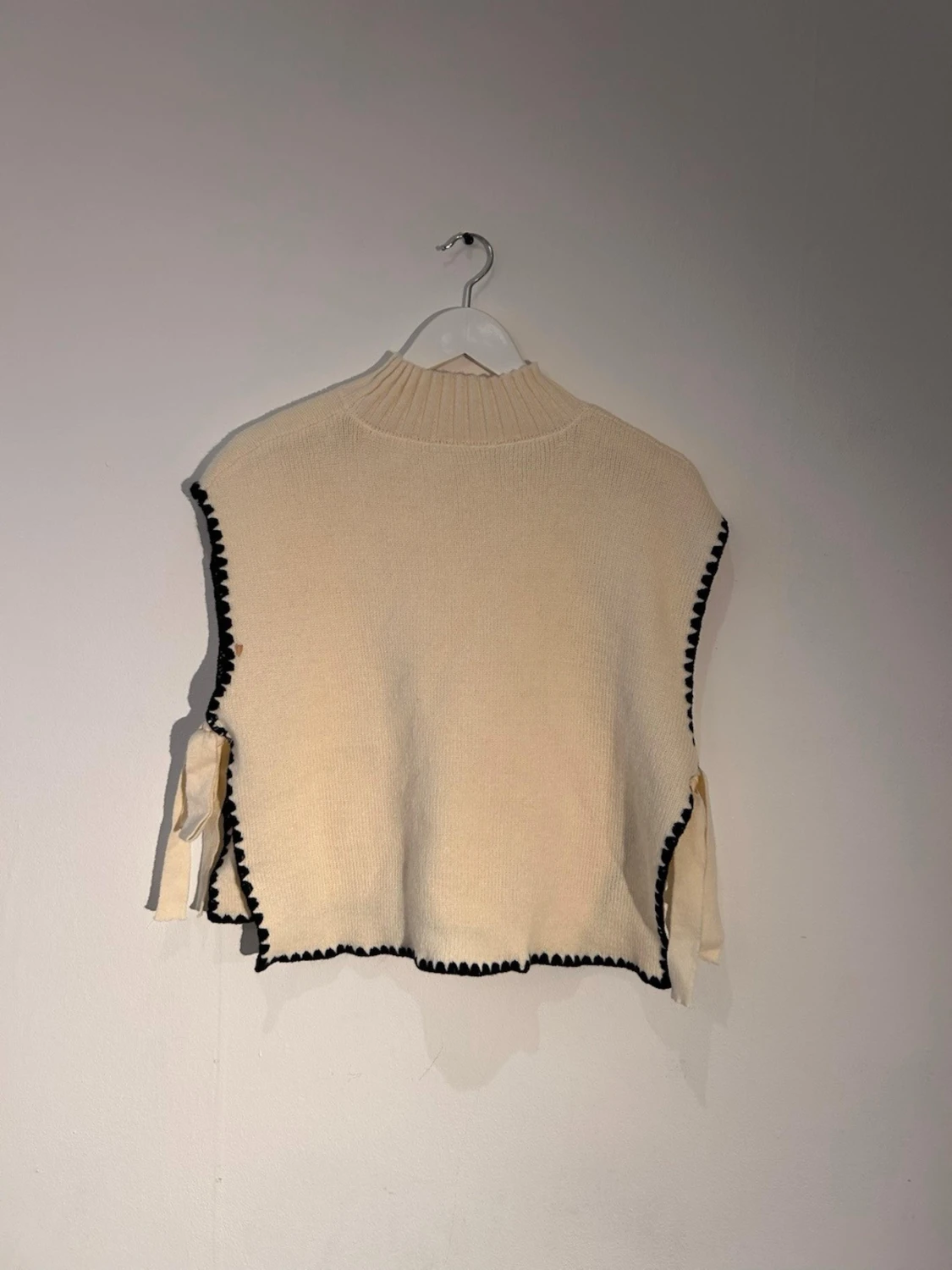 Beige stickad väst med svarta detaljer - 1