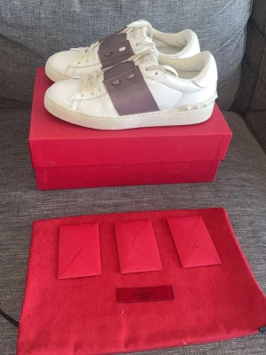 Valentino - Snygga Valentino Garavani Open sneakers I storlek 38. De är I mycket bra skick och allt og som syns på bilderna följer med. Hör av dig vid frågor😊