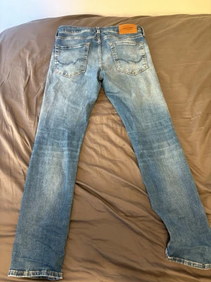 Ljusblå raka jeans från Jack & Jones  - Snygga ljusblå jeans från Jack & Jones med raka ben och klassisk femficksdesign. Passar perfekt för dig runt 165-170