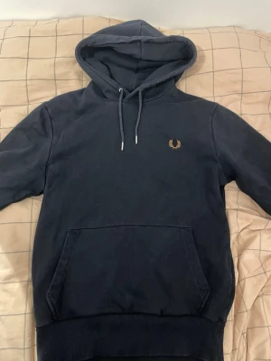 Fred perry hoodie - Snygg mörkblå hoodie från fred Perry i storlek s