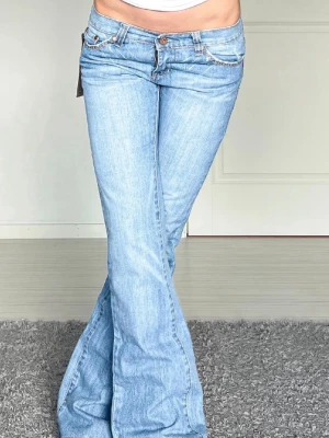 Ljusblå bootcut jeans från Miss Sixty - Säljer ett par ljusblå vintage bootcut jeans, midjemåttet är 40 cm och innerbenslängden är 86 cm💞