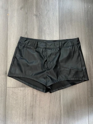 Läder shorts - Fina shorts, inga tecken på användning, passar någon som vanligtvis bär S ⭐️