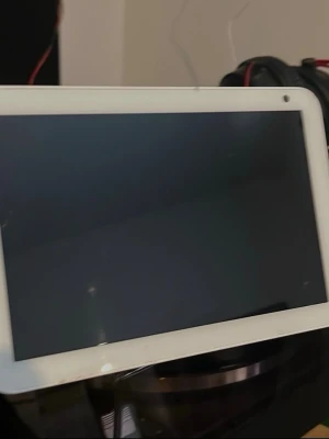 Amazon echo show 8  (Alexa) - Pris kan diskuteras.     Snygg vit trådlös högtalare med inbyggd skärm och tygklädd front. Perfekt för att streama musik, kolla videor eller styra smarta hemmet. Modern design med rundade hörn och touchknappar på ovansidan. USB-port på baksidan för enkel laddning.