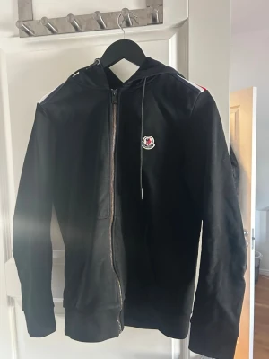 Moncler zip hoddie - Säljer av lite gamla kläder som inte används längre, det är en moncler hoddie som jag är osäker på om den är äkta eller inte. Men den känns äkta för det är väldigt bra kvalitet på den. Det är i storlek M