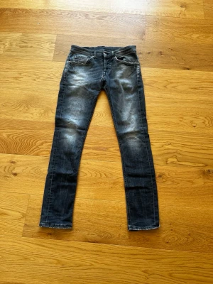 Dondup jeans!  - Säljer nu mina sjukt feta dondup jeans! De finns ett hål som syns om du manspreedar mycket! Men du ihop de och de blir bra så är dom som nya! L32 w 32 