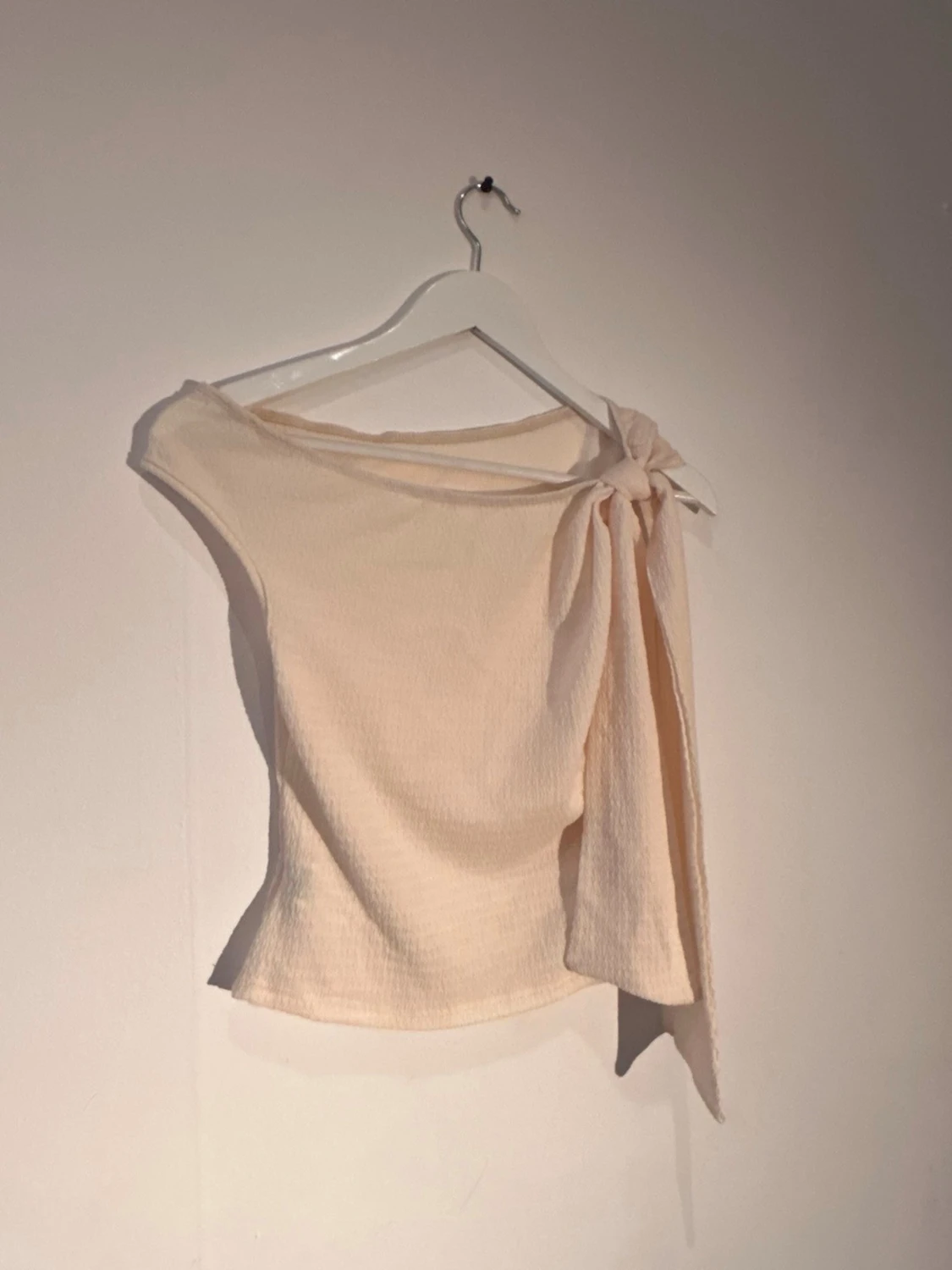 Beige oneshoulder topp med knyt - 2