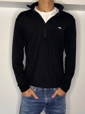 J.Lindeberg Golf tröja  - Stilren J.Lindeberg golf tröja, Passar perfekt till banan men även till vardags!🙌 Modellen är 187 och väger 70 Kg!🤩 