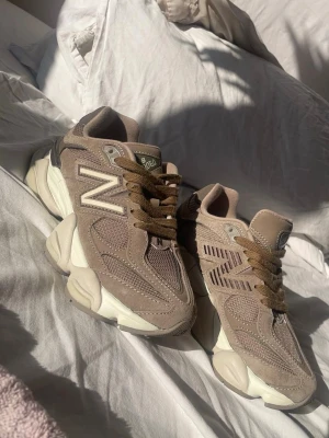  New Balance 9060 mushroom - Helt oanvända chunky sneakers från New Balance i modellen 9060. Skorna är beige med bruna detaljer, även kallad mushroom. De har en stor vit sula och klassisk N-logga på sidan. Ovandelen är i mesh och mocka för en cool och sportig vibe. NYPRIS 2300kr