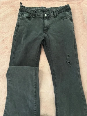 Mörkgrå jeans - Snygga mörkgrå jeans utsvängda