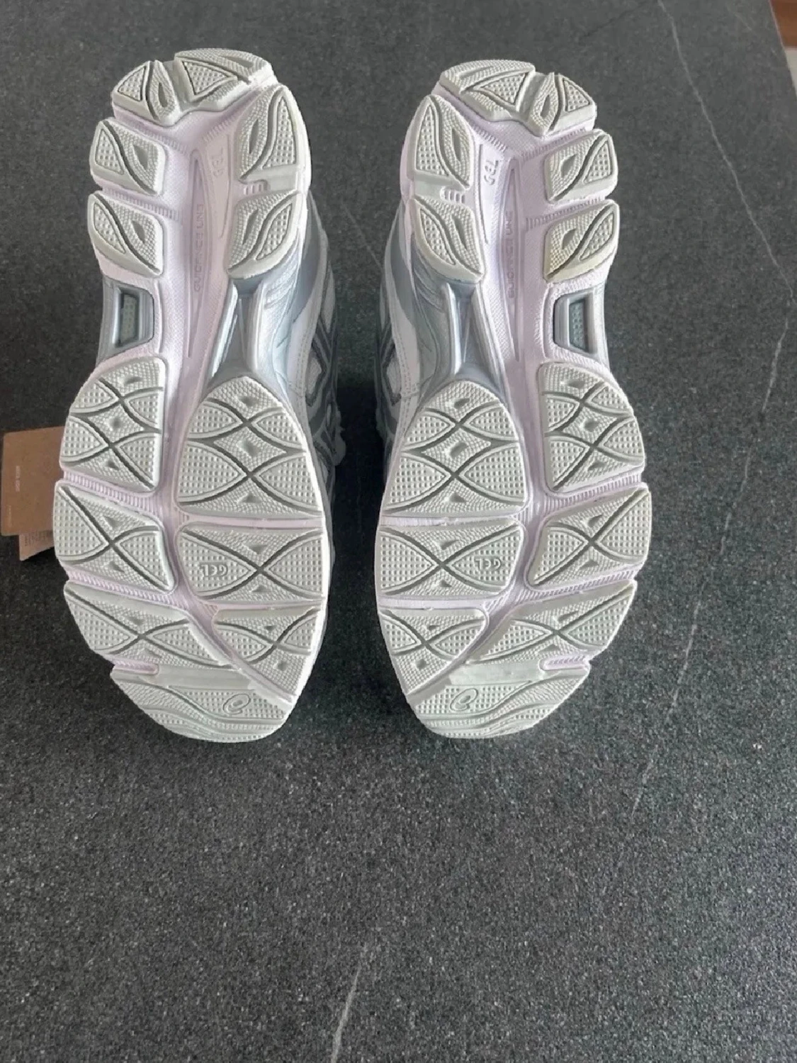 Vita och grå ASICS sneakers - 4