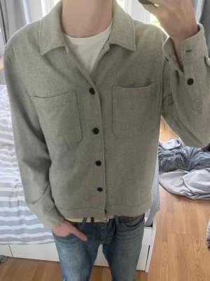 Overshirt från These Glory Days i Ull - Stilren overshirt från These Glory Days i ullblandning | Står storlek XL men sitter mer som M/L | Mycket fint skick✅|