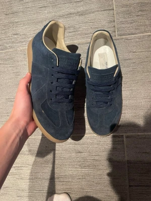 Maison Margiela ”GATS” rare colorway - Maison Margiela gats rare colorway!  Marinblåa suede gats!  Size 43  Äkta! Köp verifiering om du är osäker!  Og finns att visa seriösa köpare! Lite smutsiga inga större skador!  Hör av dig vid minsta fundering