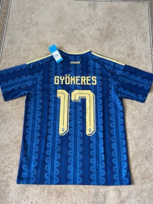 Sverige fotbollströja borta VM - Blå Sverige fotbollströja från Adidas    Borta tröja inför VM jätte lågt pris med jätte bra kvalite. Om du är intresserad av fler tröjor checka profilen. Fraktar direkt vid köp! Storlek M