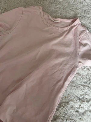 Rosa T-shirt från Gina tricor - Rosa T-shirt från Gina tricot i söt rosa färg! 