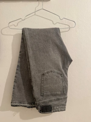 Gråa Bootcut jeans  - Bootcut jeans från lager157 - petite längd, passar er som är runt 160cm, uppsprättade i benen!! Litet mini hål i ena benet, inget som märks av!  