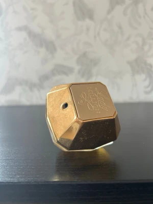 Paco Rabanne Lady Million parfym - Säljer en Lady Million parfym från Paco Rabanne. Flaskan har en unik diamantform med guldigt lock och transparent glas som visar den gyllene vätskan inuti. Perfekt för dig som gillar lyxiga och ikoniska dofter. Säljer då jag har för många parfymer. 