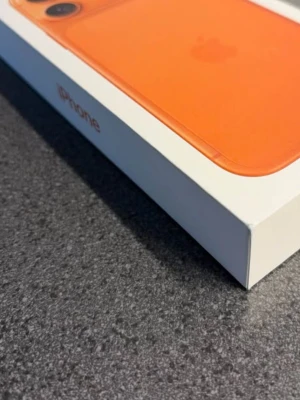 iPhone 17 pro max 256orange från Apple - Säljer en orange iPhone 15 från Apple. Telefonen har en snygg och modern design med rundade hörn och tre kameror på baksidan. Tillverkad i glas och aluminium, levereras i originalförpackning. Perfekt för dig som vill sticka ut med en färgglad mobil.