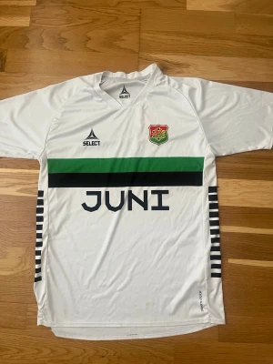 GAIS Bortatröja 2021 - GAIS bortatröja ifrån 2021 som är i bra skick och inte använd som många gånger då jag växte ut den ganska fort, tröjan är i storlek 164Cm.